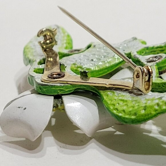 60s White & Green Enamel Dogwood Brooch 3 Flower Petal Pin Yellow Centers - Picture 9 of 11